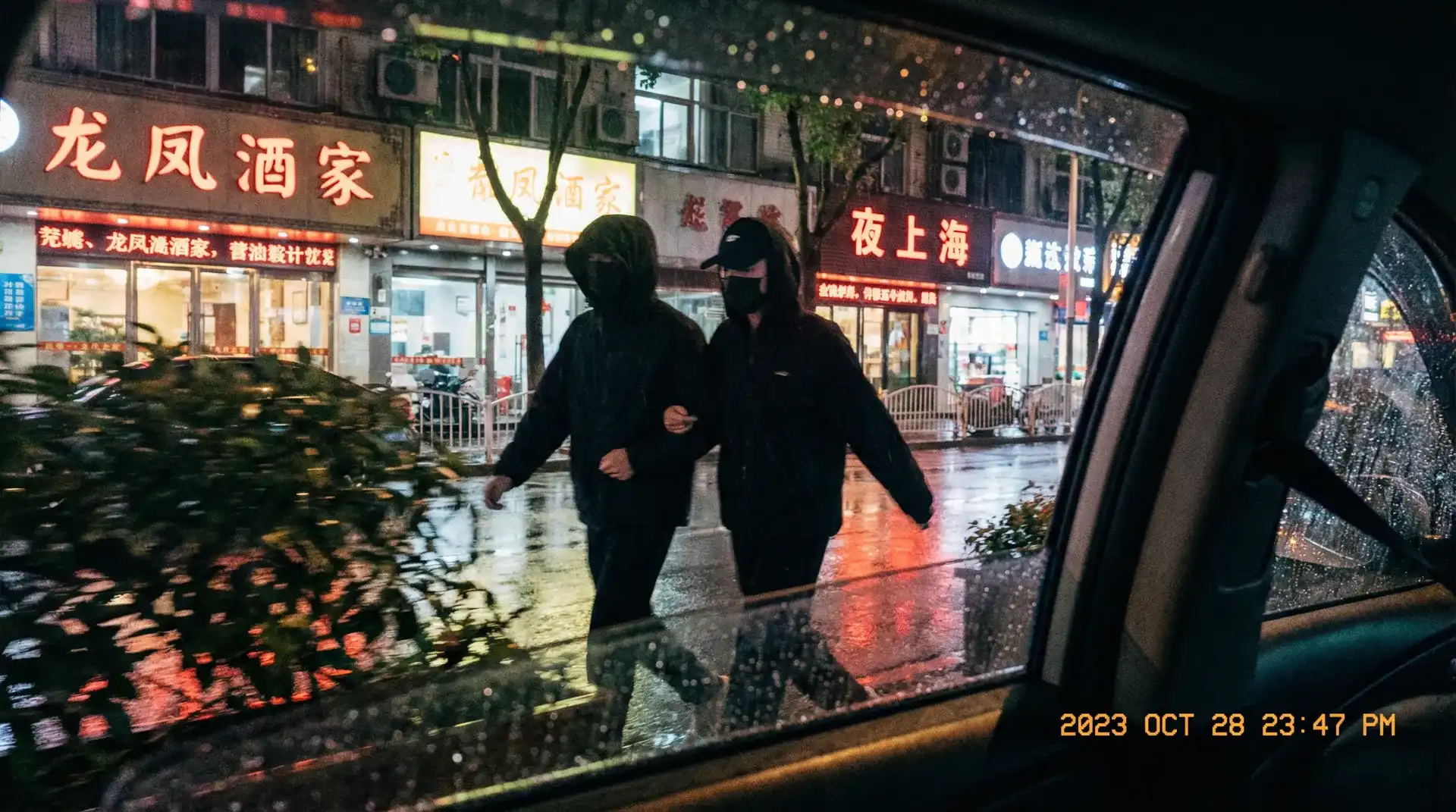 蘑菇短视频 - 顶流明星深夜密会现场抓拍照片